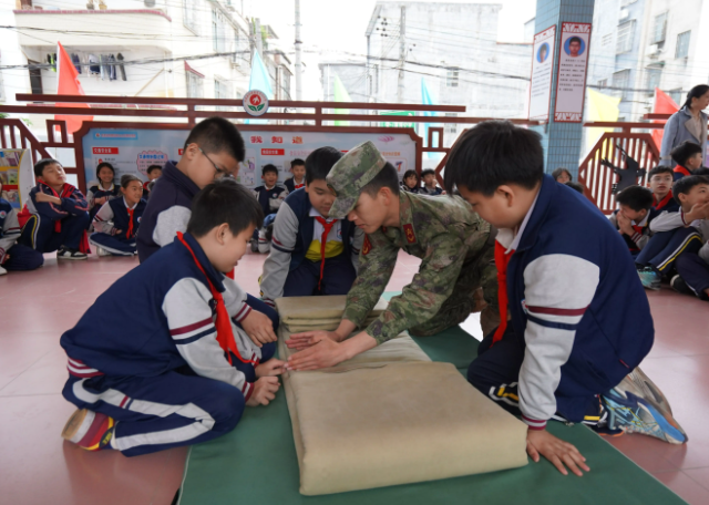 资源优势与中小学形成大手牵小手联动形式专业力气让教育更有深度